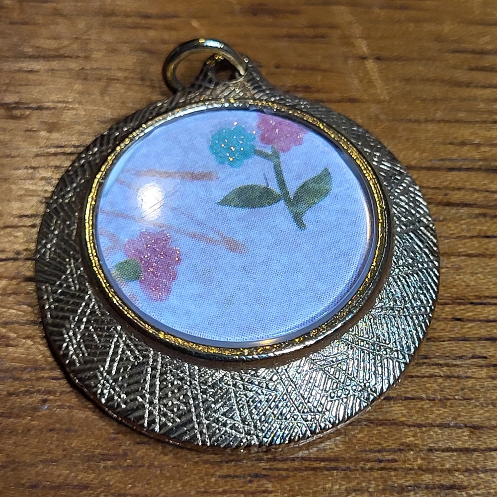 Vintage Round Gold Tone Photo Frame Pendant Charm Necklace